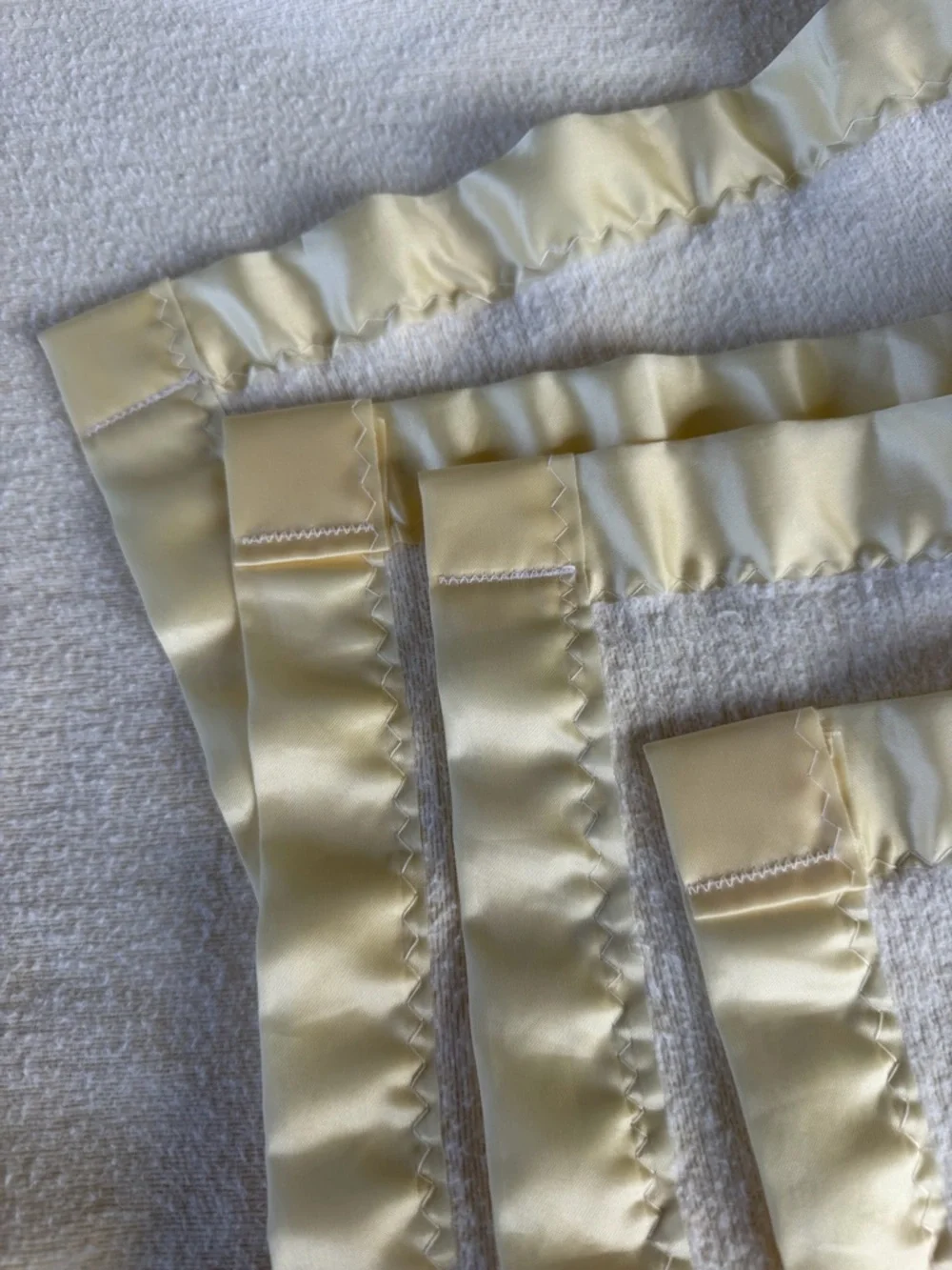 Vintage Carter’s Satin Trim Fleece Baby Blanket Tiny Little Bee Yellow USA GUC